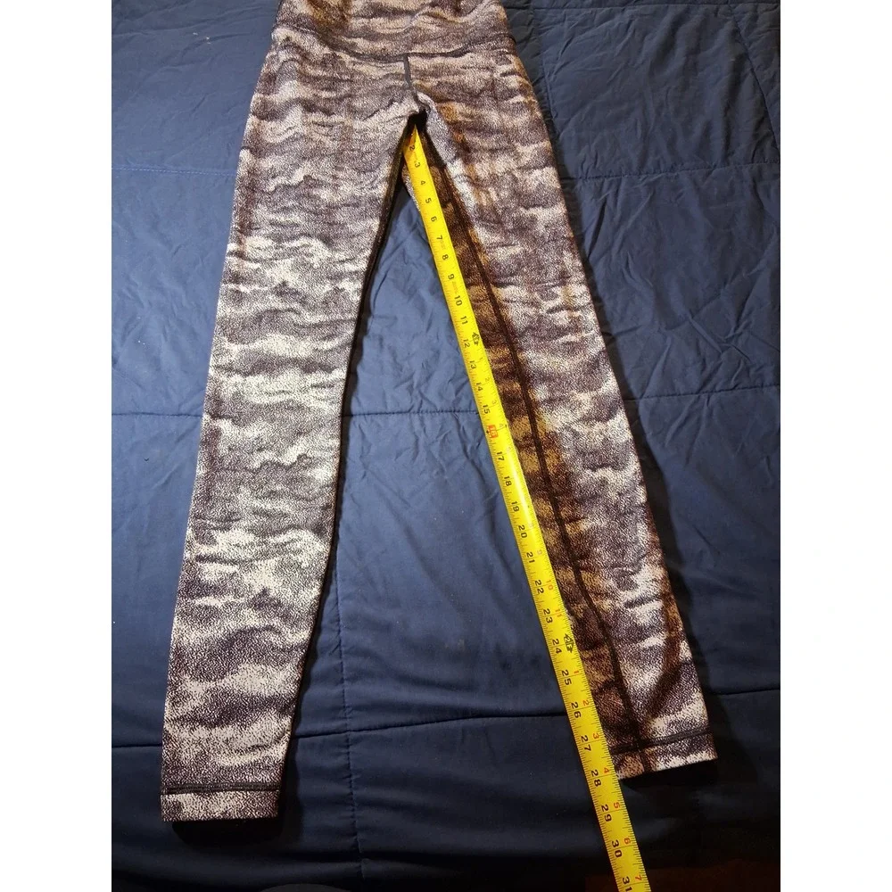 Lululemon High Rise Leggings Size 4 Black Grey White Camo Static Print‎ LW5AQTS